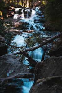 Idyllischer Wasserfall eines Bachlaufes